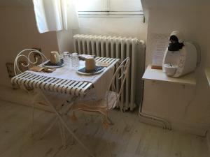 吕兹-圣索沃尔Les remparts的厨房配有桌椅和咖啡设施。