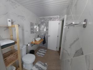 塞图巴尔Tree House的白色的浴室设有卫生间和淋浴。