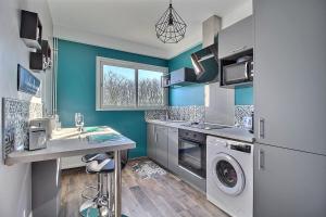 布尔日ÉPIPAPU Appartement 57 M2 - Parking privé - Loggia -的洗衣房配有洗衣机和烘干机