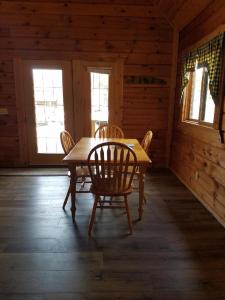 WarrensWarrens Cabin的小屋内带桌椅的用餐室