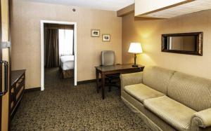 约克胜古山庄高尔夫度假村及会议中心的一间客厅,客厅配有沙发和一张书桌,位于酒店的房间
