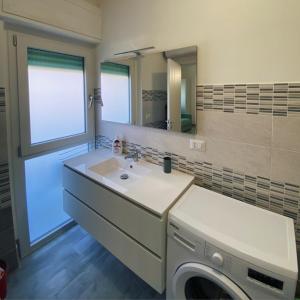 阿尔盖罗PM 29 Guest House的一间带水槽和洗衣机的浴室