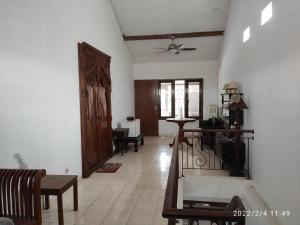 三宝垄Kelana 2 Nice Homestay (5 Bed Rooms) Semarang的客厅拥有白色的墙壁和天花板