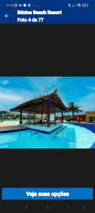 布希奥斯Búzios Beach Resort Residencial 1305的一张带木制凉亭的游泳池的照片