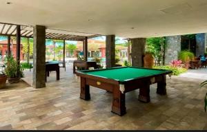 布希奥斯Búzios Beach Resort Residencial 1305的天井中央的台球桌