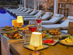 费特希耶Vista Del Amor Faralya的餐桌,带食物盘和酒杯