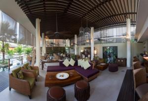 普拉兰大安塞区德瓦塔拉海滩酒店的一个带沙发和椅子的度假村大堂