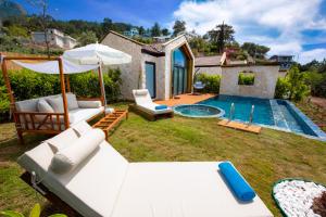 费特希耶Vista Del Amor Faralya的一个带游泳池和别墅的后院