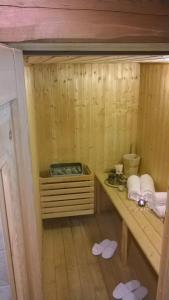 乌尔克斯基斯托依酒店的小型木制桑拿浴室配有桌子和毛巾