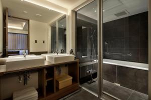 京都22皮塞思酒店的一间带两个盥洗盆和淋浴的浴室