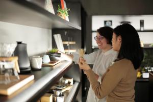 京都22皮塞思酒店的两名妇女在餐厅柜台站立