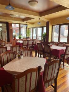 扎布利亚克MB酒店的用餐室设有桌椅和窗户。