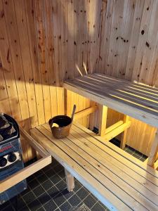 Sangis桑吉斯汽车旅馆营地的桑拿房的木凳,上面有碗