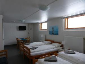 Sangis桑吉斯汽车旅馆营地的一间设有四张床和一张桌子及椅子的房间