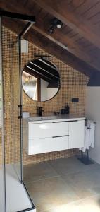 OrtigueroRefugio del Cares的浴室设有白色水槽和镜子