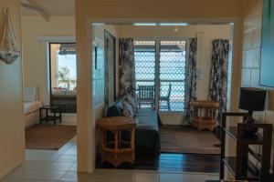拉罗汤加Take-A-Break Islander on the Beach Villa - Vaimaanga的客厅配有沙发和桌子