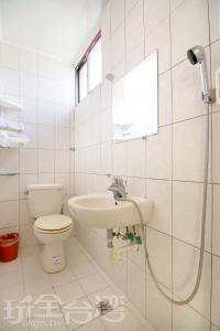 马公澎湖香亭民宿的一间带水槽和卫生间的浴室