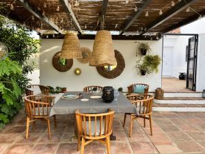 埃尔波提尔VILLA DE LA LUZ Luxury Guesthouse的一间带桌椅的用餐室