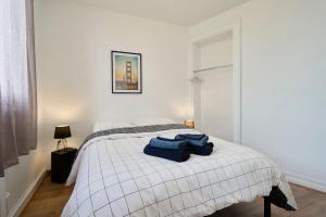 图尔昆LocationsTourcoing - Le Carlier的一间卧室配有一张带2条蓝色毛巾的床
