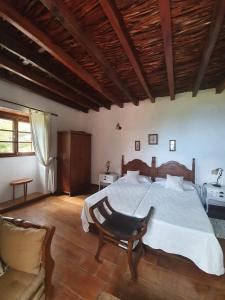 San AndrésCasa Rural Amapola的一间卧室配有一张大床和一张沙发