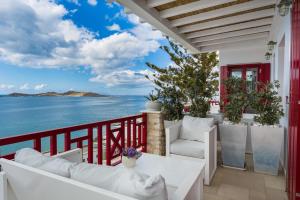 纳乌萨Katerina mare的阳台配有白色家具,享有海景。