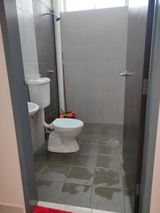 日得拉Juliana Homestay的一间带卫生间和淋浴间的浴室