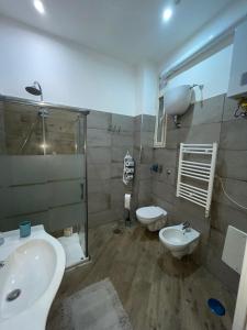 那不勒斯Dormire a Napoli Centro Holiday House Casa Vacanza的一间带水槽、卫生间和淋浴的浴室
