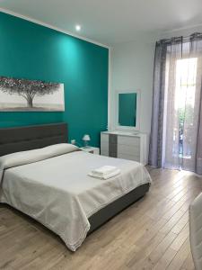 Dormire a Napoli Centro Holiday House Casa Vacanza客房内的一张或多张床位