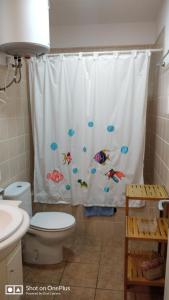 圣弗朗西斯科哈维尔Casa Beja的浴室设有淋浴帘,上面有鱼