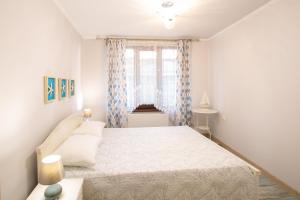 内塞伯尔Guest House Soirée的白色的卧室设有床和窗户