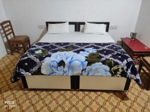 DeskitBuddha guest House nubra的一张带蓝色和白色棉被的床