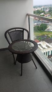 哥打巴鲁Staycity Apartment - D'Perdana Sri Cemerlang的阳台顶部的藤椅