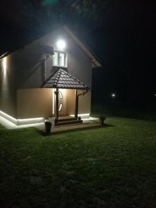 Velika RekaBiser na Drini的夜晚在房子的一侧有灯