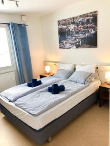 HenånApartments in Henån的一间卧室配有一张大床和蓝色枕头