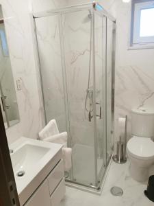 加亚新城Angel by Prada City House的带淋浴、卫生间和盥洗盆的浴室