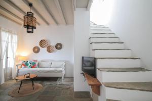 提诺斯Enea by TinosHost的一间带楼梯和沙发的客厅