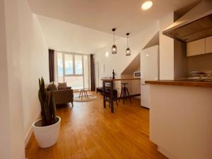 科蒂略Cozy apartments and deluxe lofts in Fuerteventura的厨房以及带沙发和桌子的客厅。