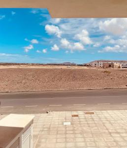 科蒂略Cozy apartments and deluxe lofts in Fuerteventura的沙漠中一条空的公路