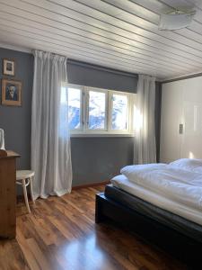 弗洛姆Indreli feriehus的一间卧室设有一张床和一个窗口
