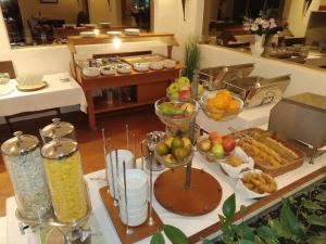 杜布罗夫尼克珀尔塔酒店的自助餐,包括水果和其他食物