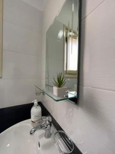 伏罗拉Rent rooms Loren的一间带水槽和镜子的浴室