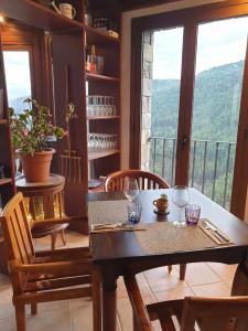 SiesteHotel Rural LAbadia de Sieste的一间带桌椅的用餐室和一个阳台