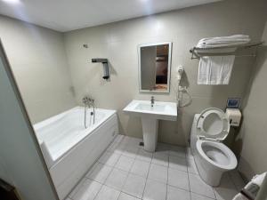 台北苓旅萬年-LIN INN Wan Nian的带浴缸、卫生间和盥洗盆的浴室