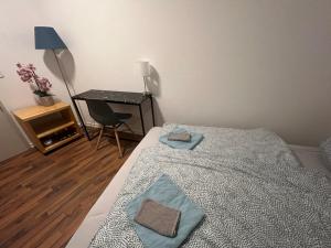 维尔茨堡Zimmer in Innenstadtwohnung的一间卧室配有一张床,上面有两条毛巾
