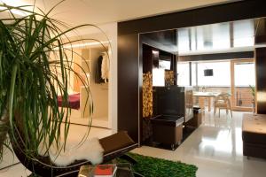 莱赫阿尔贝格Kar Design Appartements的客厅配有大镜子和植物