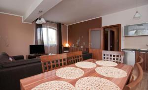 韦尔卡鲁穆尼卡Apartmany Sileas的客厅配有木桌和沙发