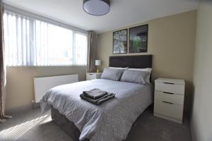Dwell Living - Central Comfortable Cosy 3 bedroom home客房内的一张或多张床位