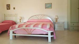 里里耶沃Le case di Anna e Carla的一间卧室配有粉红色的床和2个床头柜