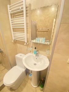 第比利斯K&N Guesthouse的浴室配有白色卫生间和盥洗盆。