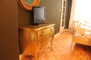 柏林奥利维尔广场梅歇尔酒店的房间里的梳妆台上方的电视机